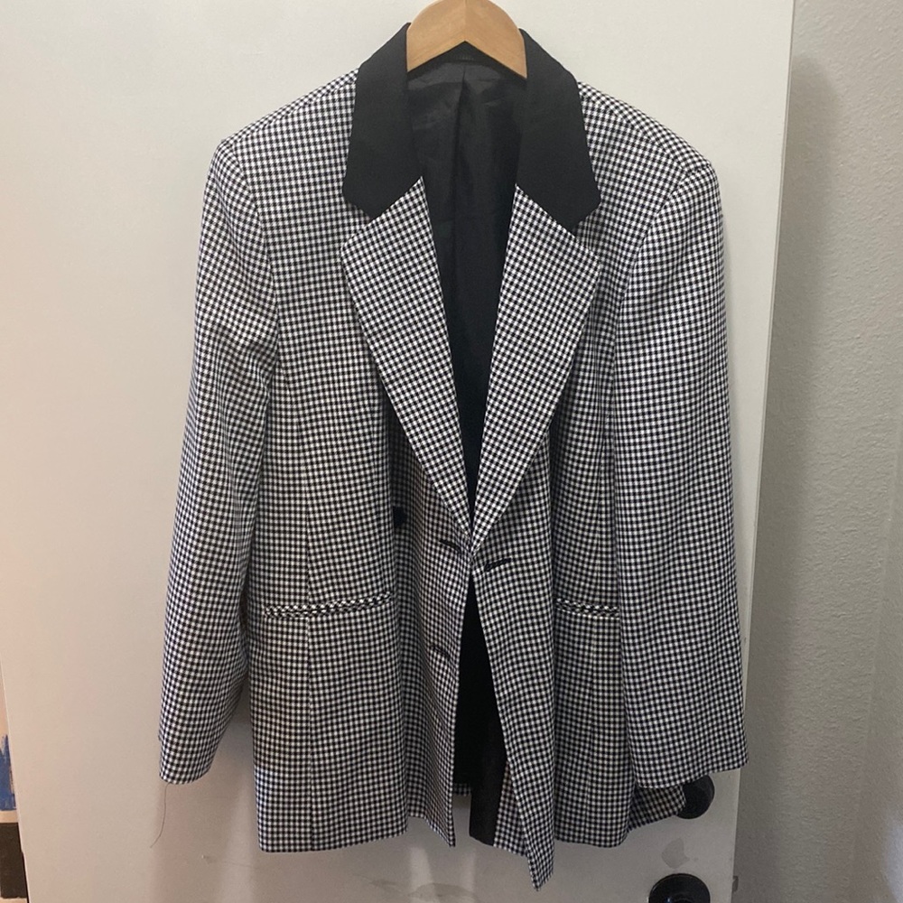 B&W oversized houndstooth blazer